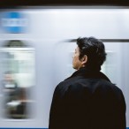 電車前で待っている男性の様子