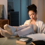 (1223) put (someone's) feet up