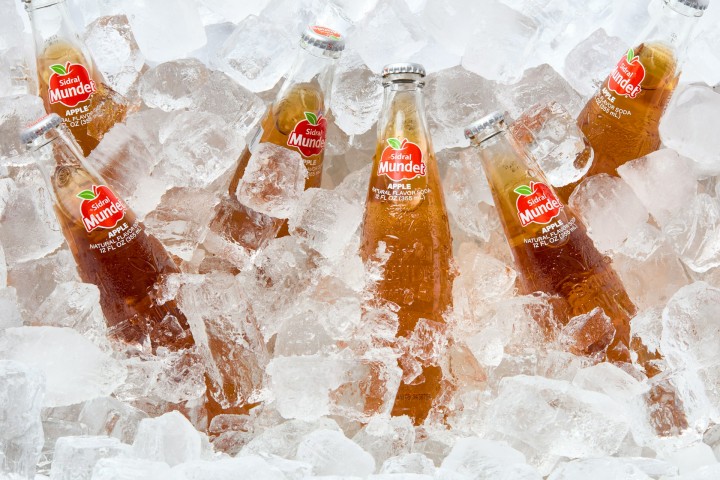 氷の中で冷やされているジュースの瓶