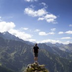 頂上の上に立っている人の様子