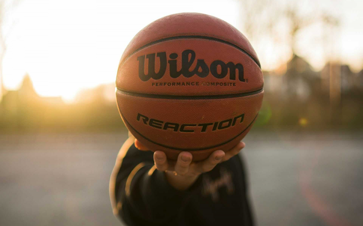 バスケットボールを手に持つ人