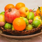 籠の上に載っているフルーツ