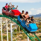 ジェットコースターに乗っている様子