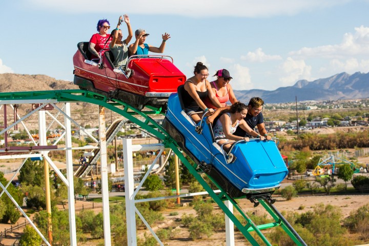 ジェットコースターに乗っている様子