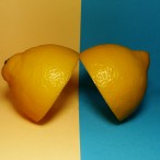 半分に切られているレモン