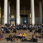 たくさんの人が階段に座っている様子