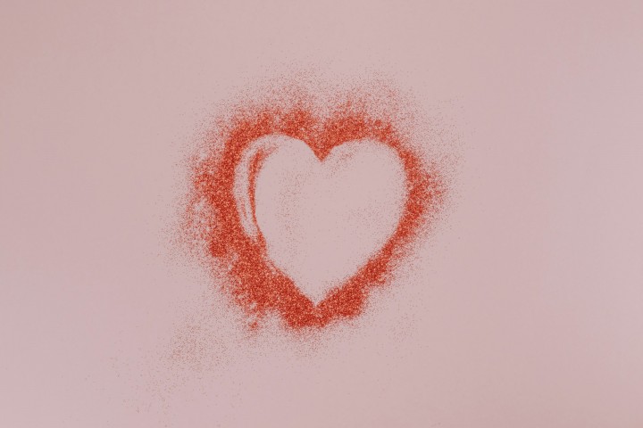 赤い砂で描いたハート