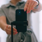 スマホで撮影する女性の様子