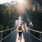 橋の上を走る人