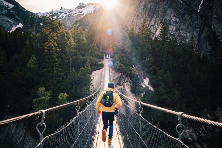 橋の上を走る人