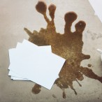 コーヒーがこぼれている様子