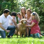 犬を囲む6人家族