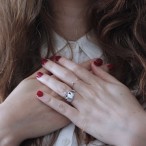 胸の前で手を合わせている女性の様子