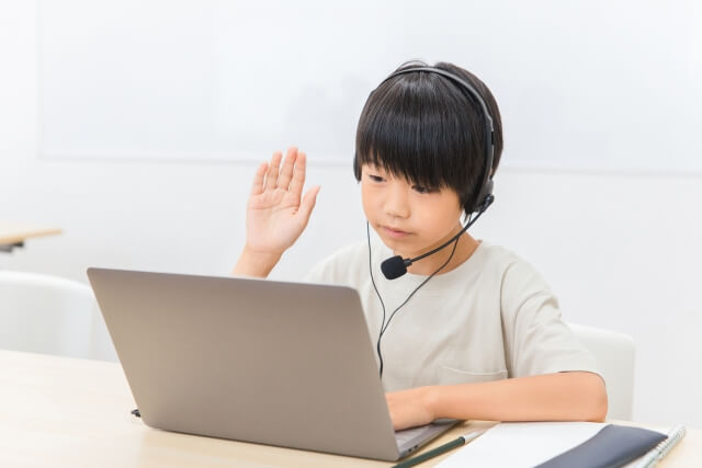 子どもが英会話レッスンを受けている様子