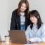 勉強をしている女性たち