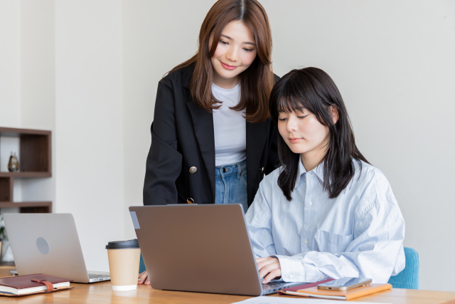 勉強をしている女性たち